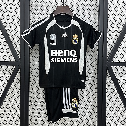 Real Madrid kids Real Madrid 06/07 away size: 16-28