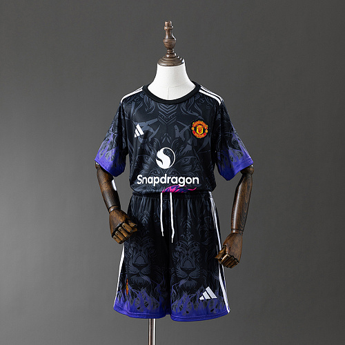 Manchester United 25/26 Kids M-U Special Edition Size: 16-28